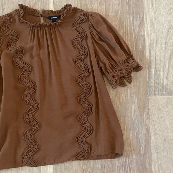 Express Brown Shirt w Detailing Throughout Size Medium - Picture 2 of 13